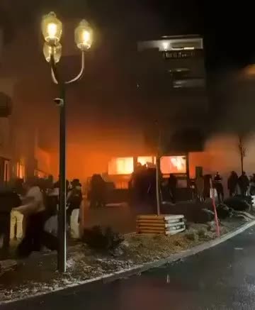 "Tôi đã thấy ​​nhiều người bị cháy": Nhân chứng kể lại khoảnh khắc kinh hoàng trong vụ cháy quán bar Thụy Sĩ- Ảnh 3.