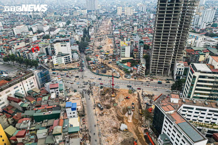 Thi công xuyên Tết, cắt gọt nhà mặt phố Đê La Thành để mở rộng đường Vành đai 1- Ảnh 1.