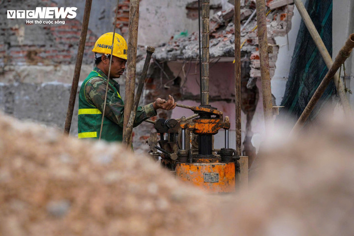 Thi công xuyên Tết, cắt gọt nhà mặt phố Đê La Thành để mở rộng đường Vành đai 1- Ảnh 9.