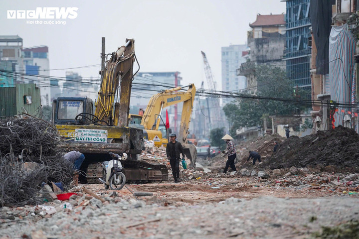 Thi công xuyên Tết, cắt gọt nhà mặt phố Đê La Thành để mở rộng đường Vành đai 1- Ảnh 2.