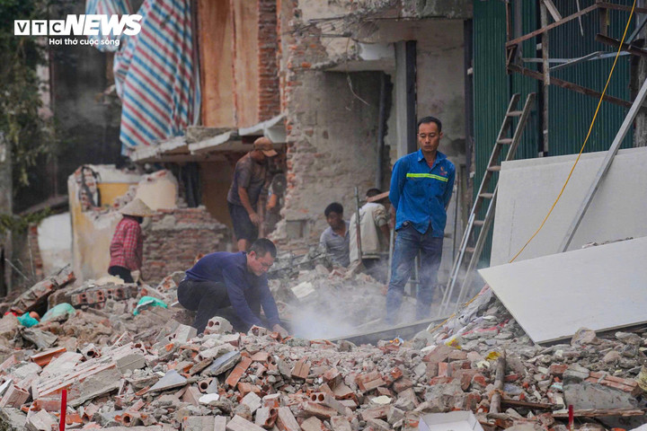 Thi công xuyên Tết, cắt gọt nhà mặt phố Đê La Thành để mở rộng đường Vành đai 1- Ảnh 3.