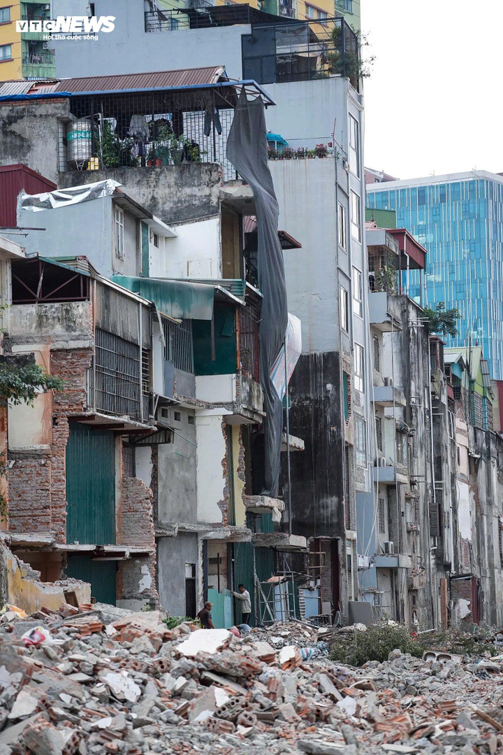 Thi công xuyên Tết, cắt gọt nhà mặt phố Đê La Thành để mở rộng đường Vành đai 1- Ảnh 6.