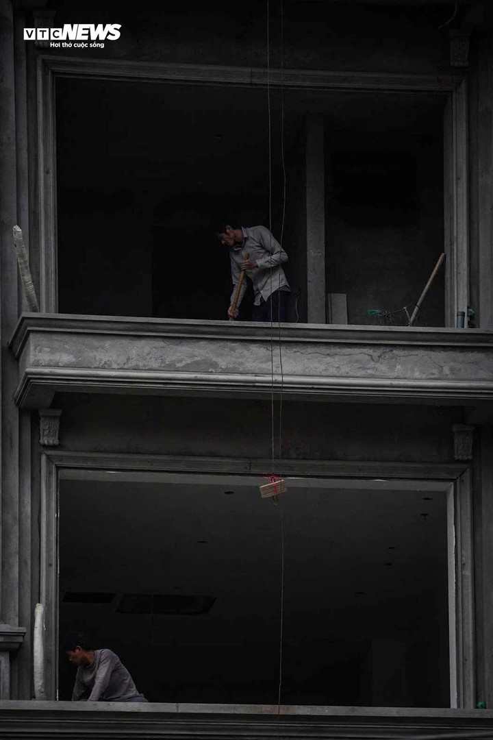 Thi công xuyên Tết, cắt gọt nhà mặt phố Đê La Thành để mở rộng đường Vành đai 1- Ảnh 5.