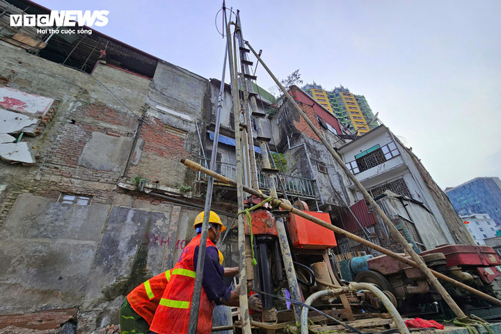 Thi công xuyên Tết, cắt gọt nhà mặt phố Đê La Thành để mở rộng đường Vành đai 1- Ảnh 7.