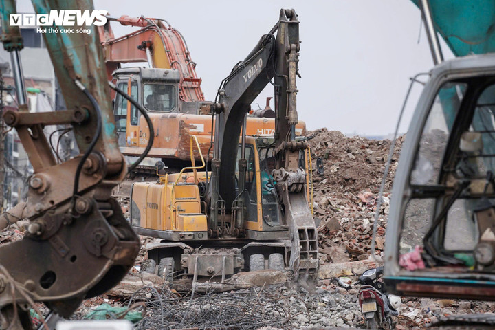 Thi công xuyên Tết, cắt gọt nhà mặt phố Đê La Thành để mở rộng đường Vành đai 1- Ảnh 8.