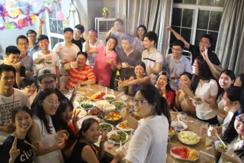 Đi họp lớp sau 15 năm, người lái BMW, Mercedes được xếp ngồi riêng, tôi bị ra rìa: Về đến nhà, nhận được tin nhắn 38 chữ quá sốc- Ảnh 1.