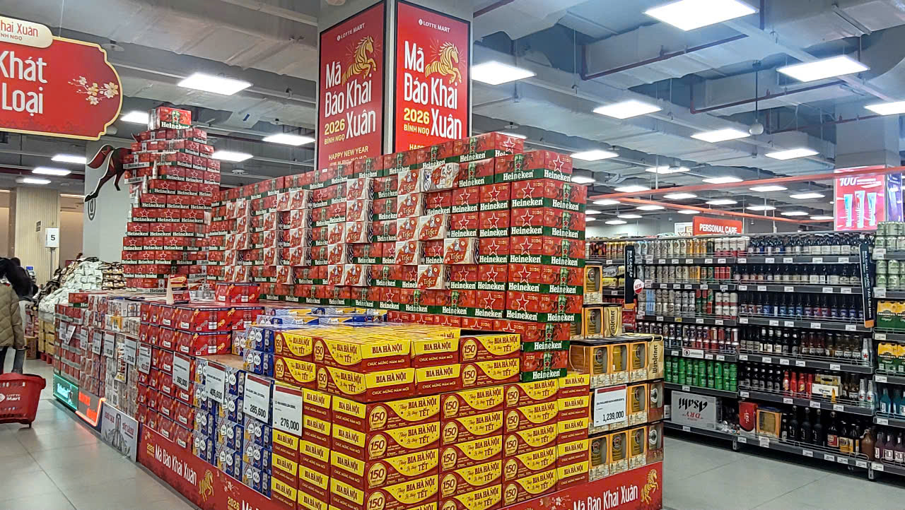 Bia Tết 2026 khuyến mãi hấp dẫn nhưng vẫn ế khách trong mùa lễ hội - Ảnh 5. Bia Tết 2026 khuyến mãi hấp dẫn nhưng vẫn ế khách trong mùa lễ hội - Ảnh 5.
