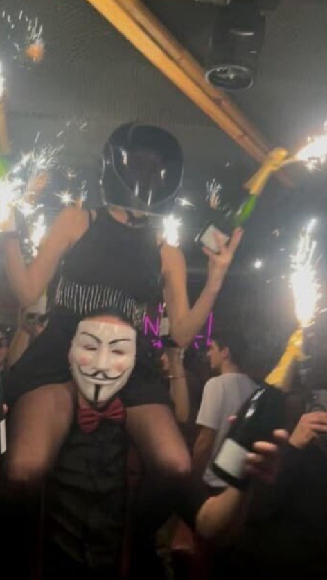 Thảm kịch đêm giao thừa khiến 155 người thương vong tại Thuỵ Sĩ: Ám ảnh khoảnh khắc quán bar phát nổ- Ảnh 2.