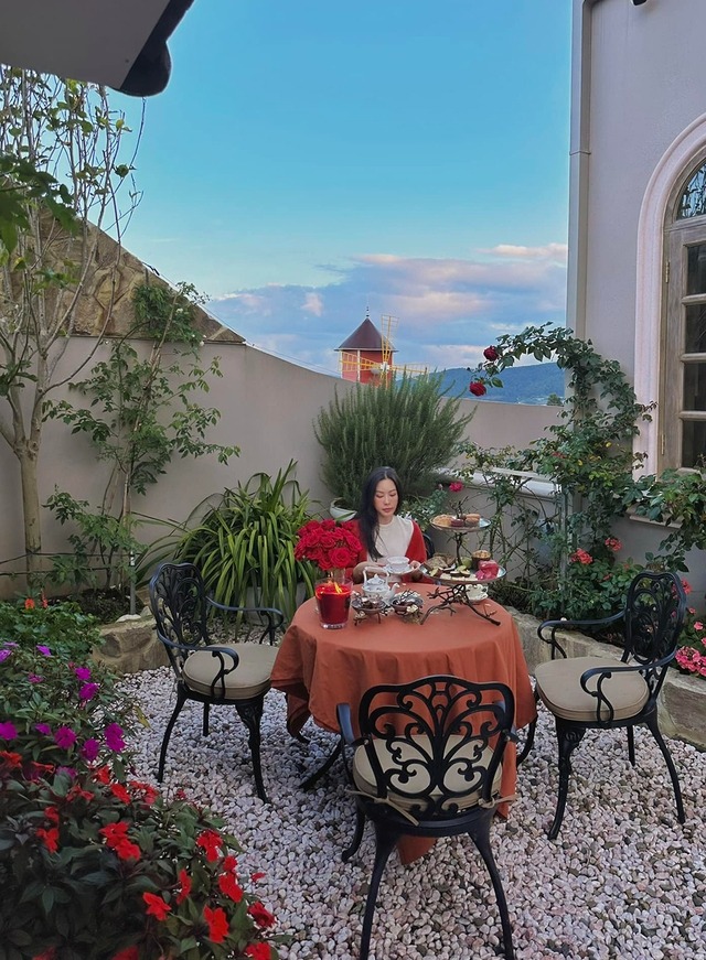 Dinh thự lộng lẫy như lâu đài của "Hoa hậu thơm nhất Việt Nam" - Ảnh 12. Dinh thự lộng lẫy như lâu đài của "Hoa hậu thơm nhất Việt Nam" - Ảnh 12.