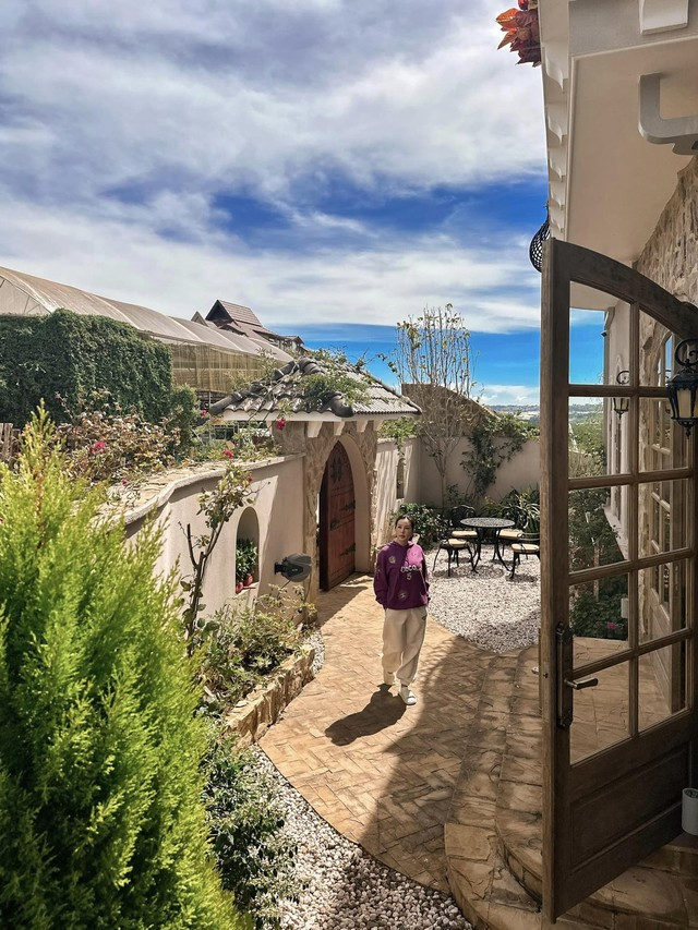 Dinh thự lộng lẫy như lâu đài của "Hoa hậu thơm nhất Việt Nam" - Ảnh 3. Dinh thự lộng lẫy như lâu đài của "Hoa hậu thơm nhất Việt Nam" - Ảnh 3.