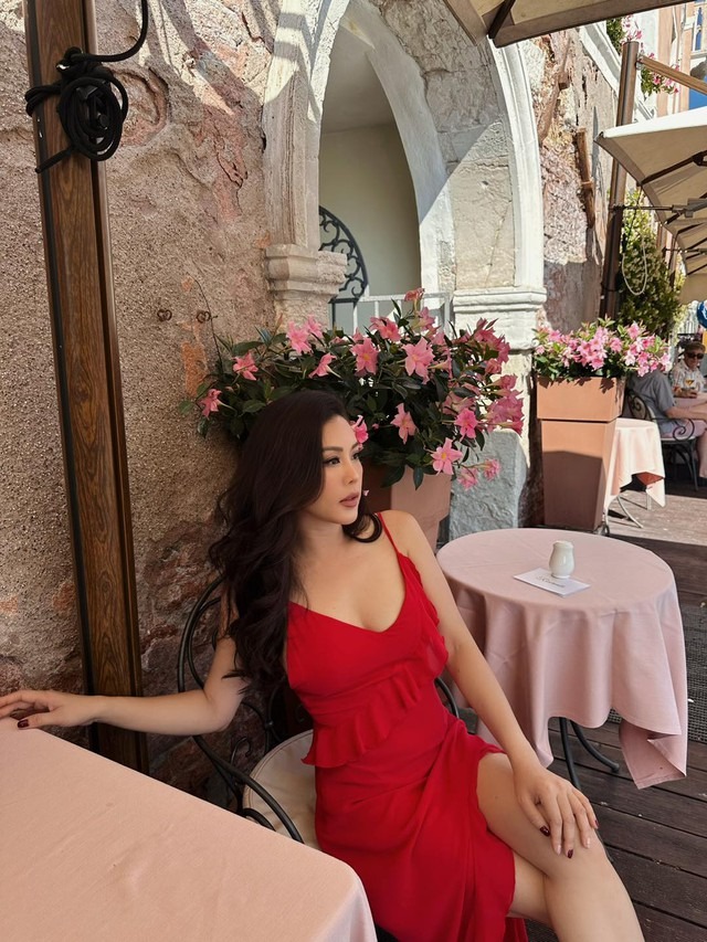 Dinh thự lộng lẫy như lâu đài của "Hoa hậu thơm nhất Việt Nam" - Ảnh 2. Dinh thự lộng lẫy như lâu đài của "Hoa hậu thơm nhất Việt Nam" - Ảnh 2.