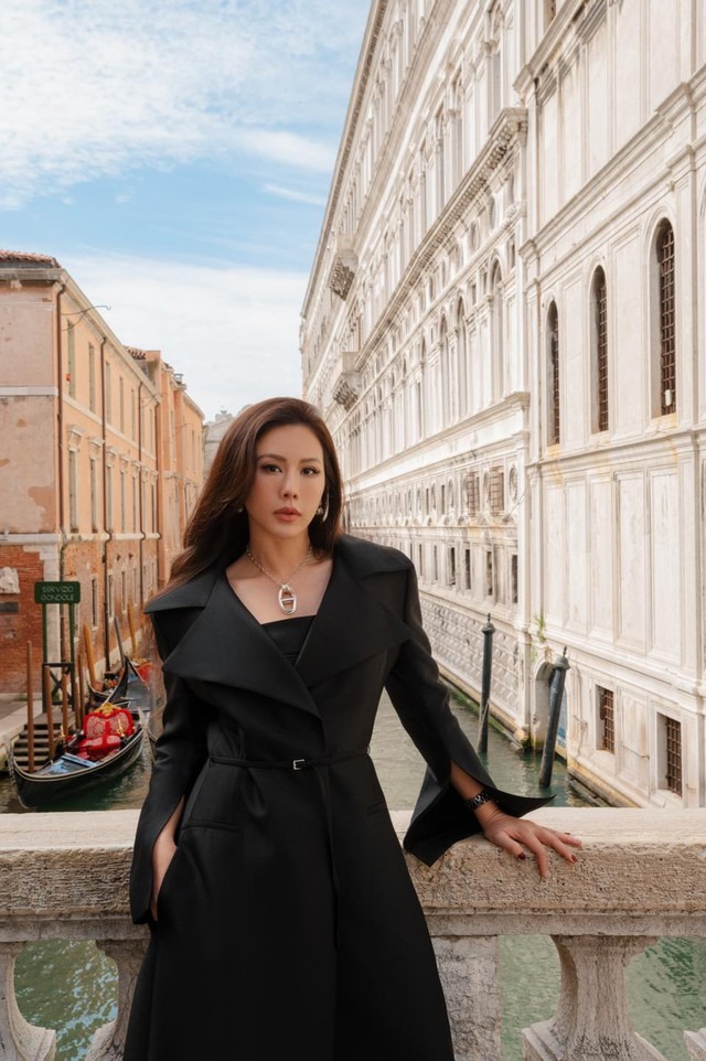 Dinh thự lộng lẫy như lâu đài của "Hoa hậu thơm nhất Việt Nam" - Ảnh 1. Dinh thự lộng lẫy như lâu đài của "Hoa hậu thơm nhất Việt Nam" - Ảnh 1.