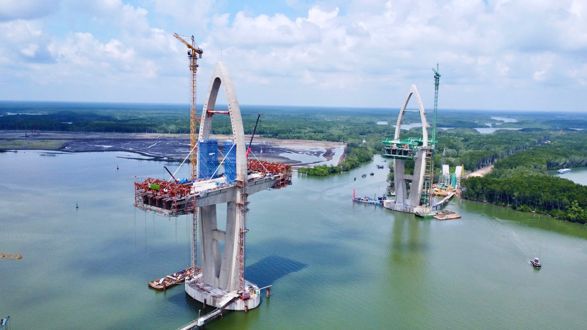 Cây cầu gần 5.000 tỷ đồng nối hai tỉnh giàu bậc nhất Việt Nam sẽ hợp long trong năm nay- Ảnh 1.