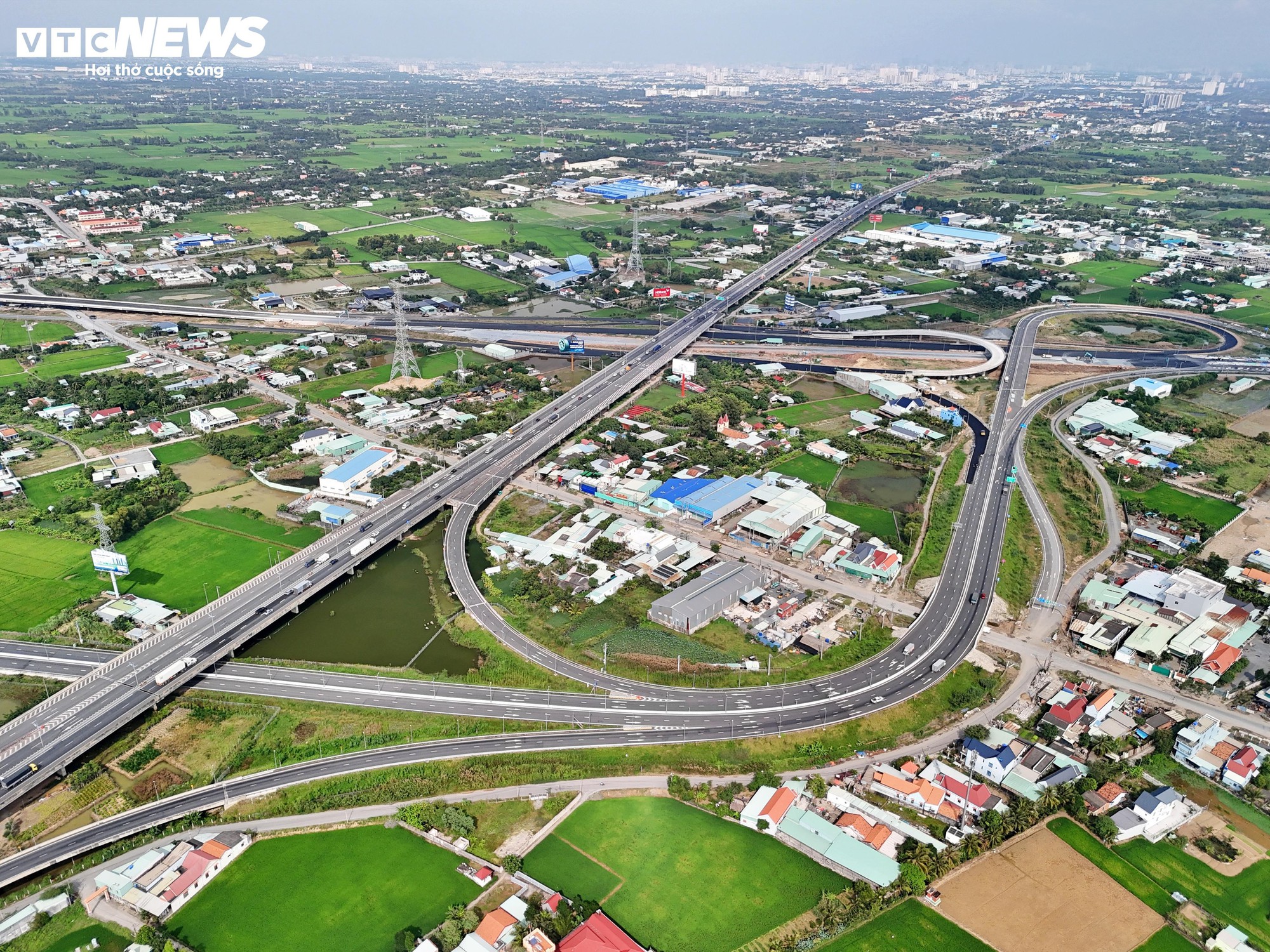 Cận cảnh đoạn cao tốc chưa thể khai thác do thiếu các điểm kết nối- Ảnh 7.