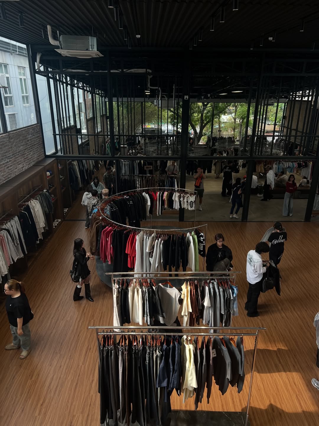 Tết Dương lịch “ăn nên làm ra”: Quán cafe, photobooth, thời trang doanh thu tăng 2-3 lần, xe ôm công nghệ kiếm 1,5 triệu/5 tiếng- Ảnh 10.