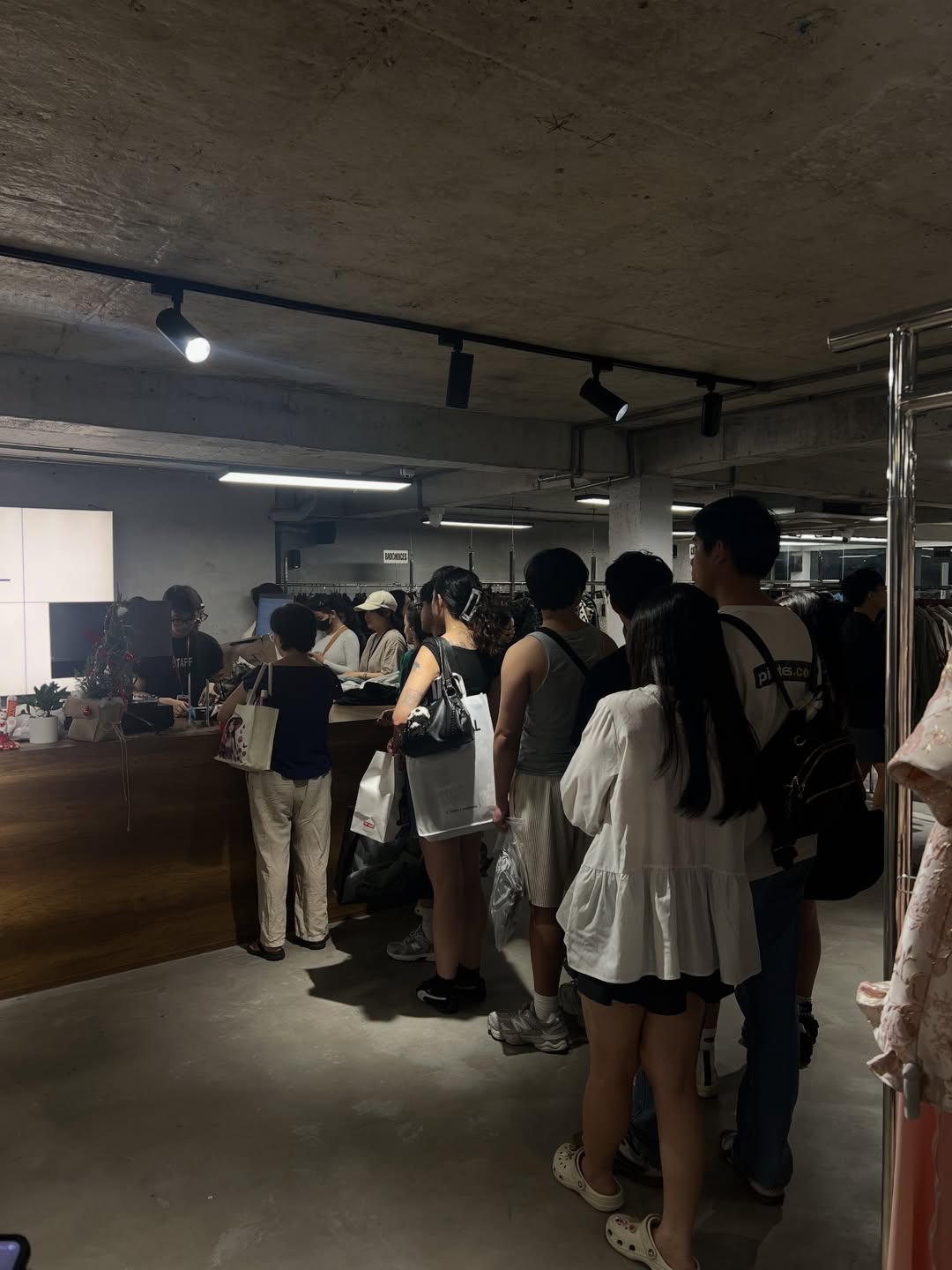 Tết Dương lịch “ăn nên làm ra”: Quán cafe, photobooth, thời trang doanh thu tăng 2-3 lần, xe ôm công nghệ kiếm 1,5 triệu/5 tiếng- Ảnh 13.