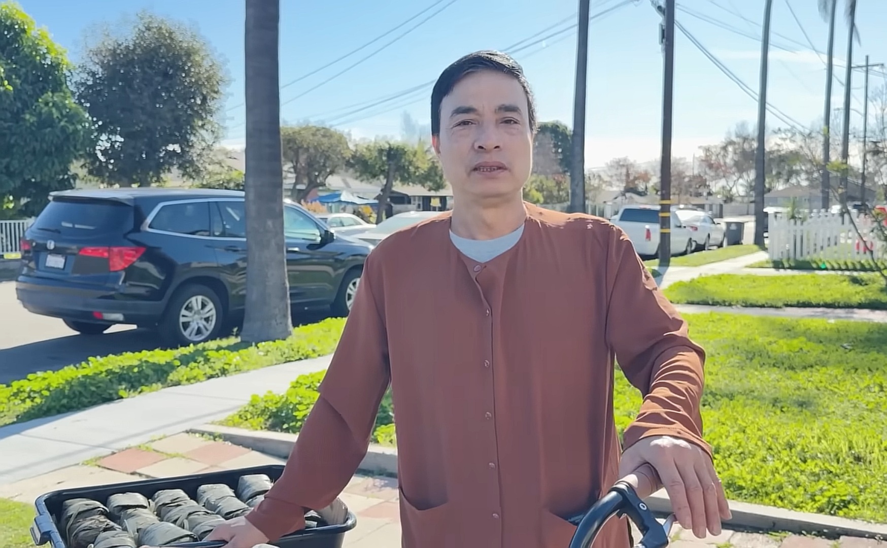 Bố ruột bé Xuân Mai đạp xe bán bánh chưng ở Mỹ: "Tôi thất nghiệp nửa năm nay rồi"- Ảnh 1.