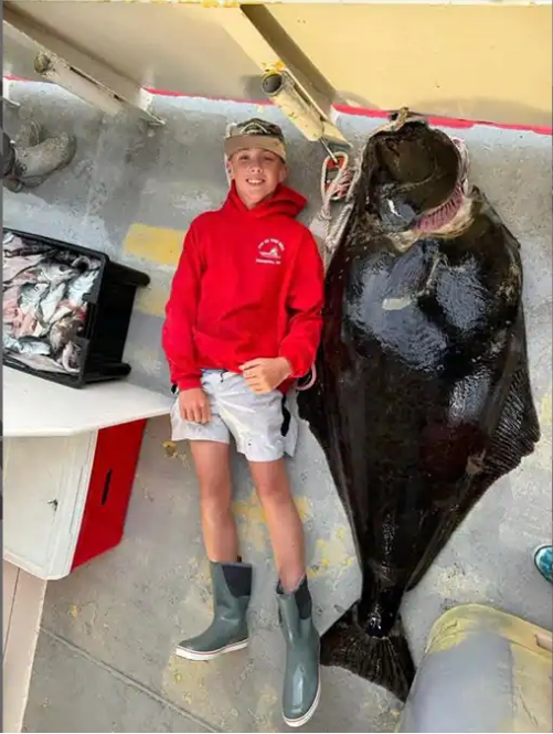 Cậu bé 13 tuổi oằn mình kéo "thủy quái" nặng hơn cả cơ thể giữa biển khơi, khoảnh khắc ai cũng nín thở - Ảnh 2. Cậu bé 13 tuổi oằn mình kéo "thủy quái" nặng hơn cả cơ thể giữa biển khơi, khoảnh khắc ai cũng nín thở - Ảnh 2.