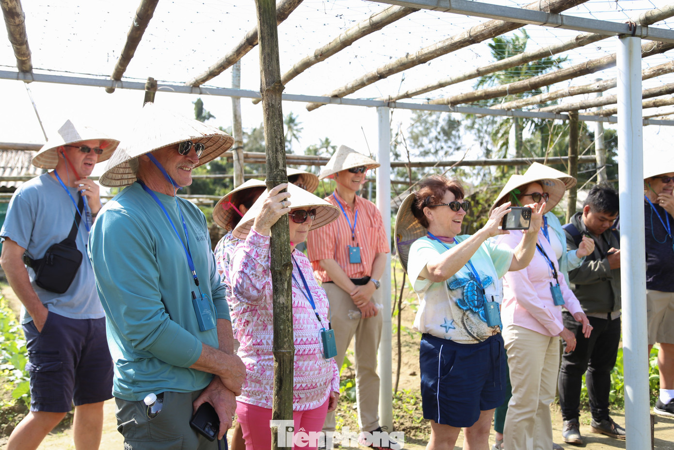 Khách Tây hào hứng làm nông dân gánh nước, trồng rau- Ảnh 17.