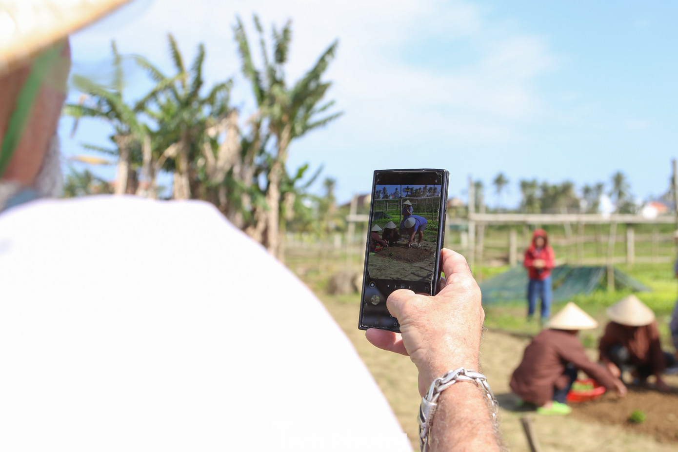 Khách Tây hào hứng làm nông dân gánh nước, trồng rau- Ảnh 18.