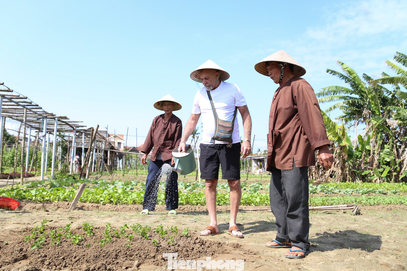 Khách Tây hào hứng làm nông dân gánh nước, trồng rau- Ảnh 14.