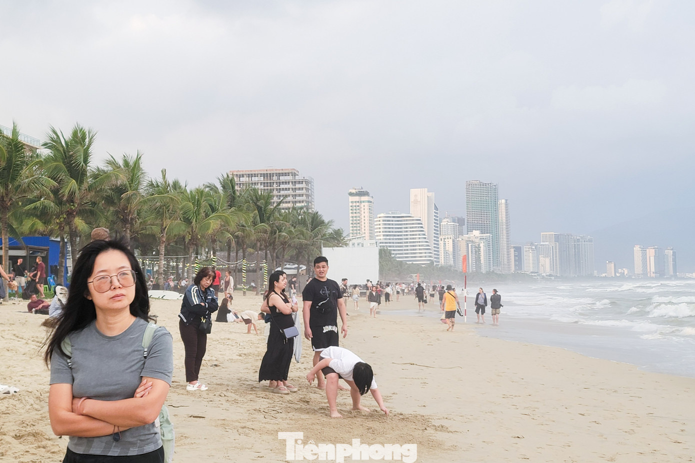 Đổ xô tắm biển Đà Nẵng dù sóng to gió lớn- Ảnh 10.