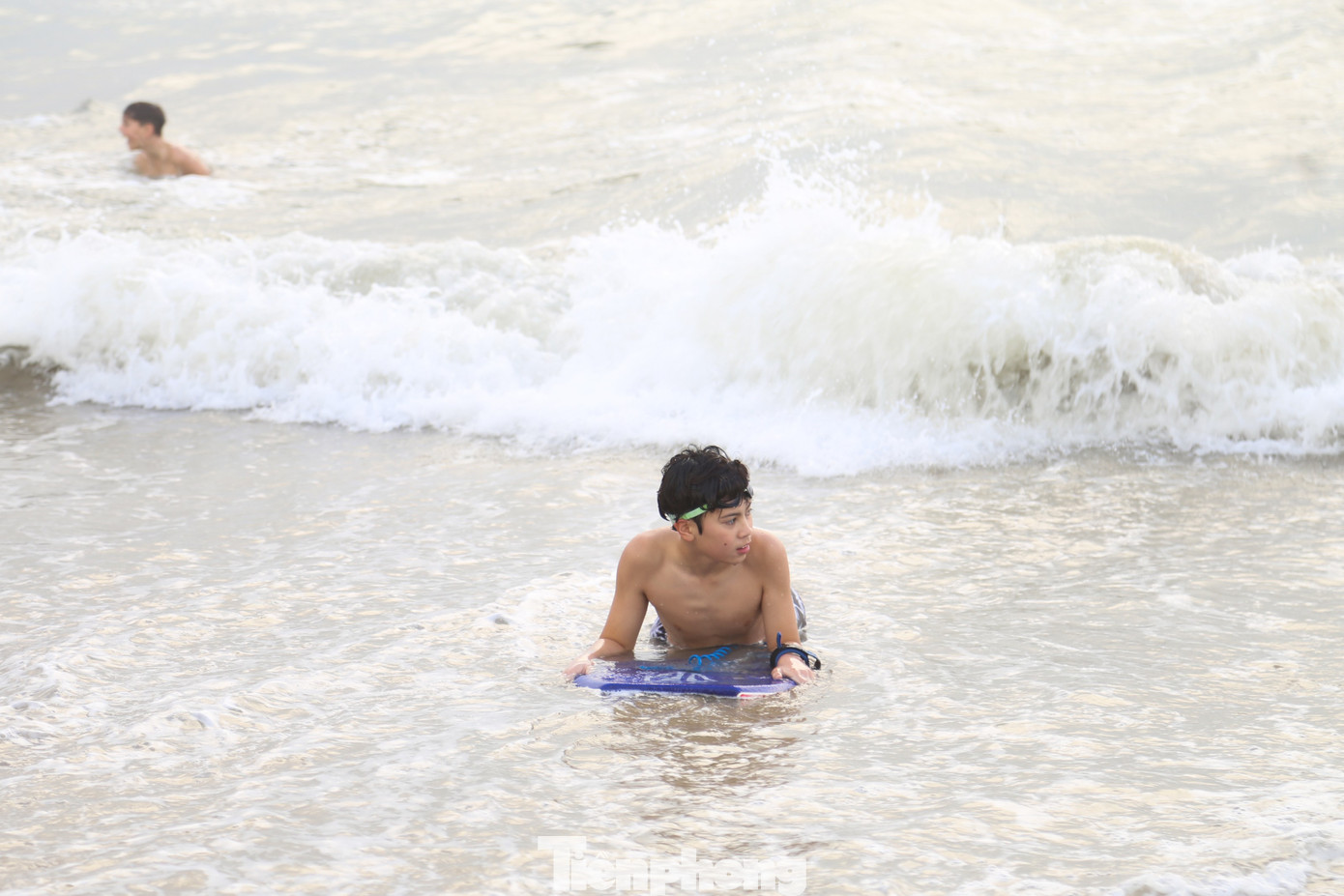 Đổ xô tắm biển Đà Nẵng dù sóng to gió lớn- Ảnh 11.