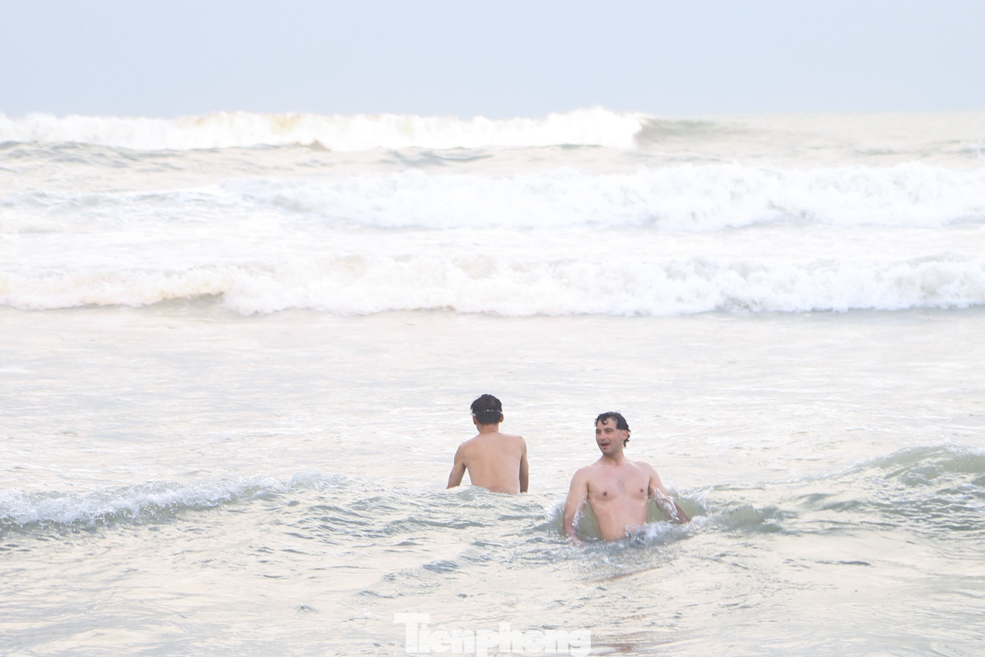 Đổ xô tắm biển Đà Nẵng dù sóng to gió lớn- Ảnh 9.