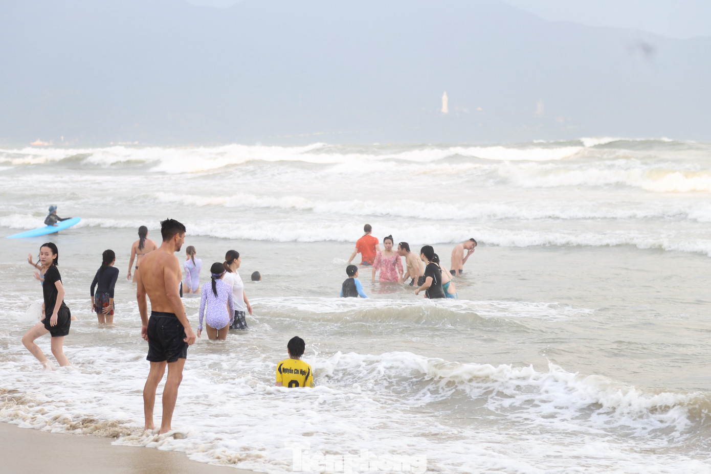 Đổ xô tắm biển Đà Nẵng dù sóng to gió lớn- Ảnh 7.