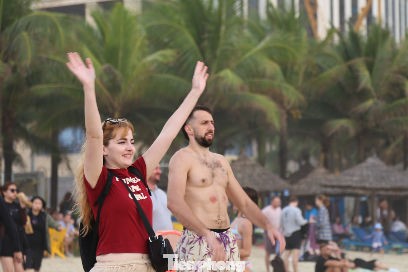 Đổ xô tắm biển Đà Nẵng dù sóng to gió lớn- Ảnh 6.