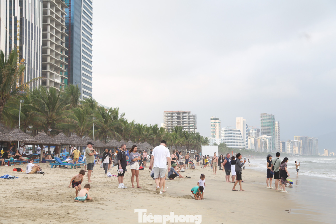 Đổ xô tắm biển Đà Nẵng dù sóng to gió lớn- Ảnh 2.