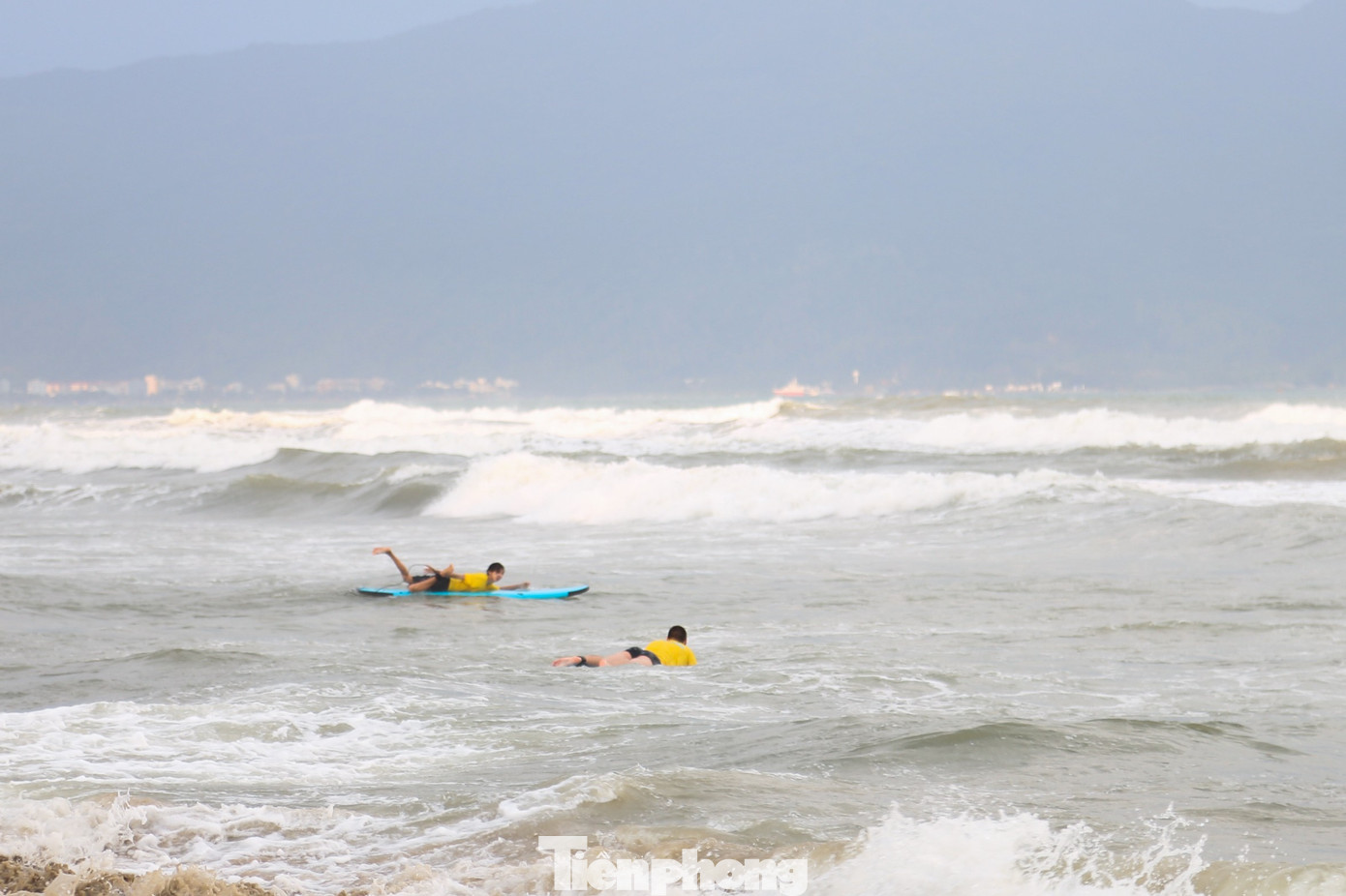 Đổ xô tắm biển Đà Nẵng dù sóng to gió lớn- Ảnh 8.