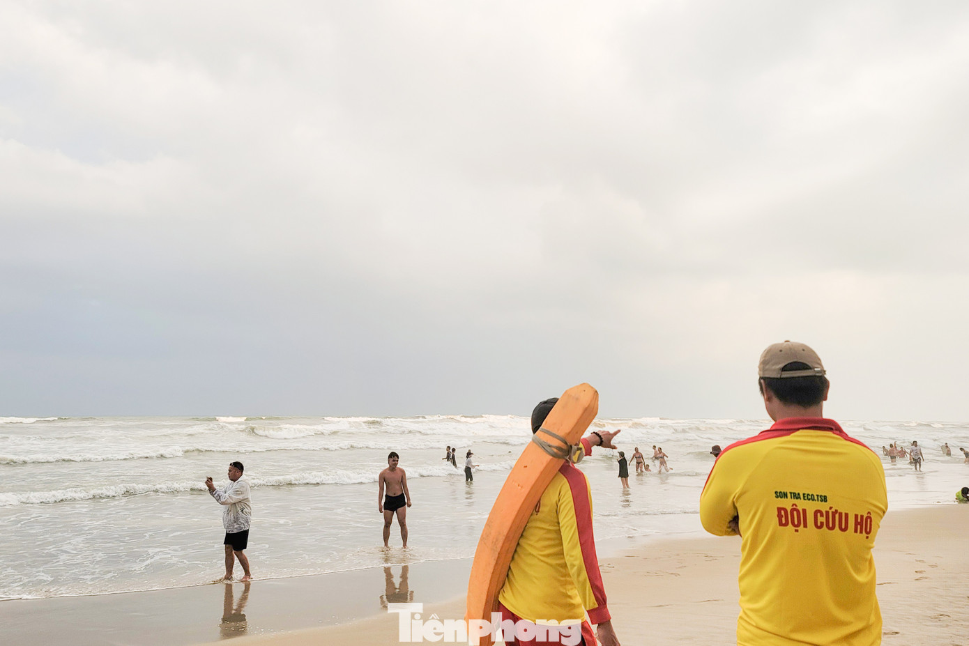 Đổ xô tắm biển Đà Nẵng dù sóng to gió lớn- Ảnh 12.