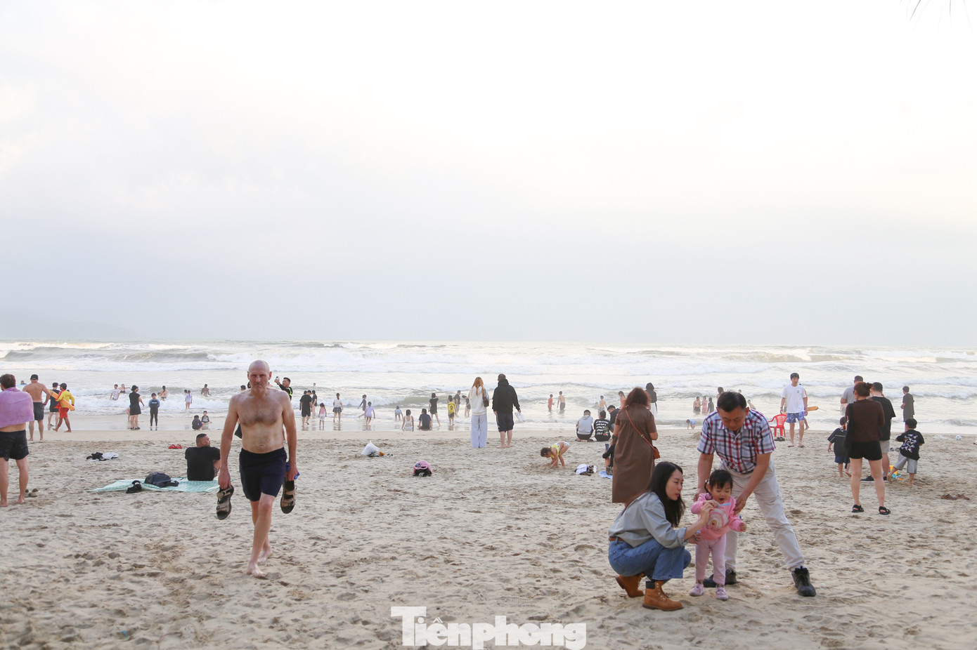 Đổ xô tắm biển Đà Nẵng dù sóng to gió lớn- Ảnh 1.