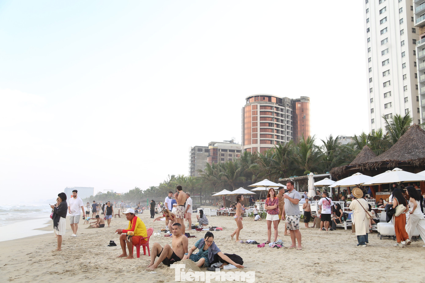 Đổ xô tắm biển Đà Nẵng dù sóng to gió lớn- Ảnh 4.