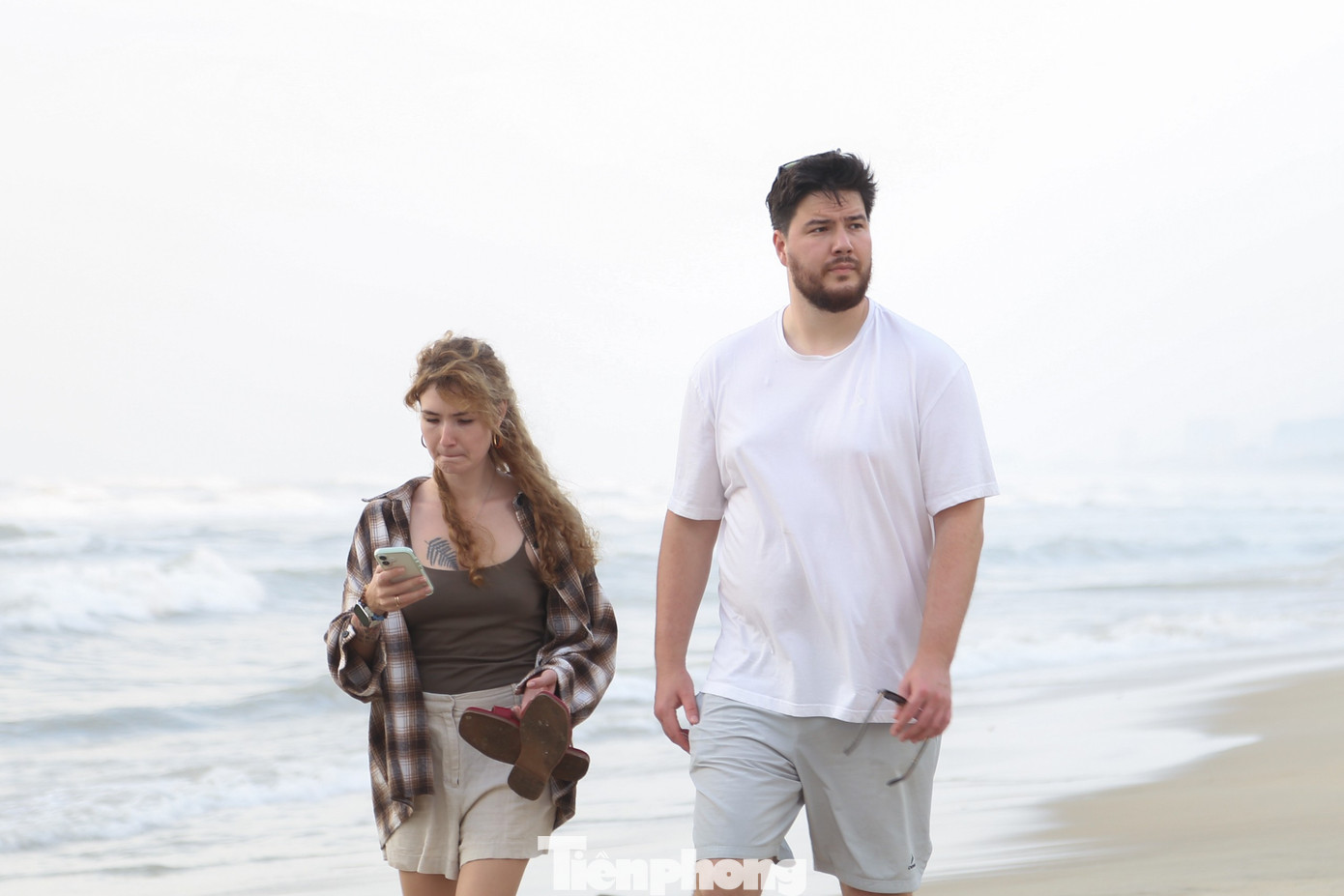 Đổ xô tắm biển Đà Nẵng dù sóng to gió lớn- Ảnh 3.