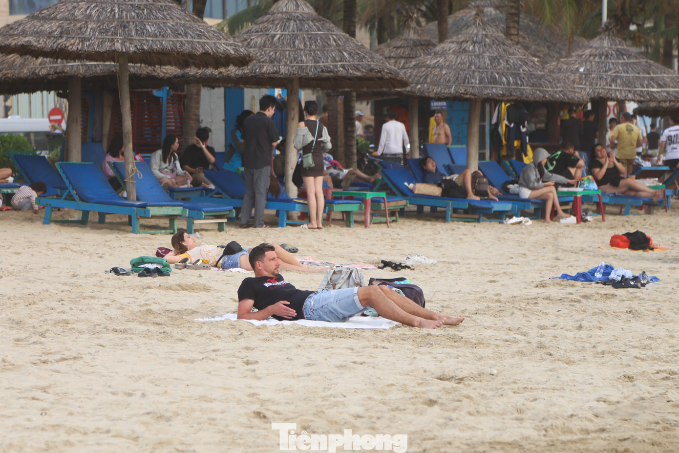 Đổ xô tắm biển Đà Nẵng dù sóng to gió lớn- Ảnh 5.