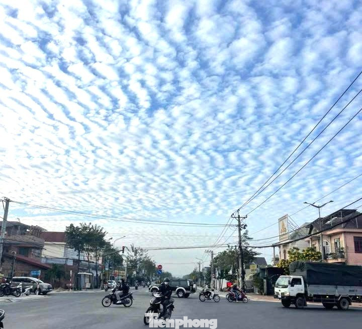 Giải mã hiện tượng ‘lưới mây’ bao phủ bầu trời TP.HCM- Ảnh 1.