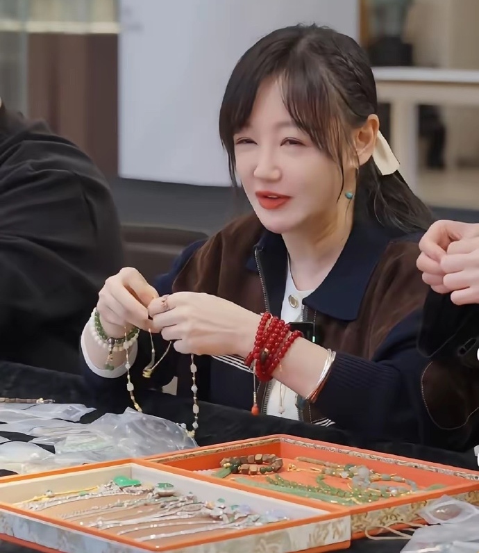 Nữ diễn viên mua 2 kg vàng, giờ choáng váng trước số tiền lãi vào ngày giá vàng lập đỉnh- Ảnh 2. Nữ diễn viên mua 2 kg vàng, giờ choáng váng trước số tiền lãi vào ngày giá vàng lập đỉnh- Ảnh 2.