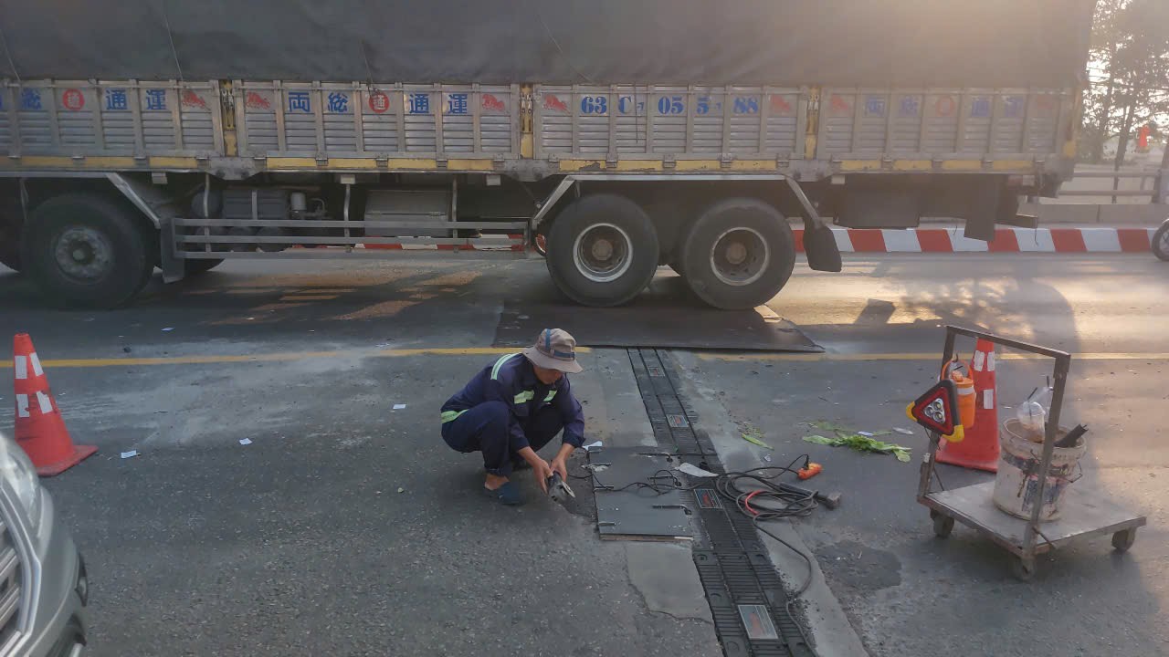 Vụ một cây cầu quan trọng ở TPHCM bị cảnh báo mất an toàn: Tiến hành sửa chữa các khe co giãn - Ảnh 1.