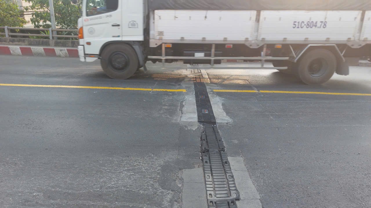 Vụ một cây cầu quan trọng ở TPHCM bị cảnh báo mất an toàn: Tiến hành sửa chữa các khe co giãn - Ảnh 2.