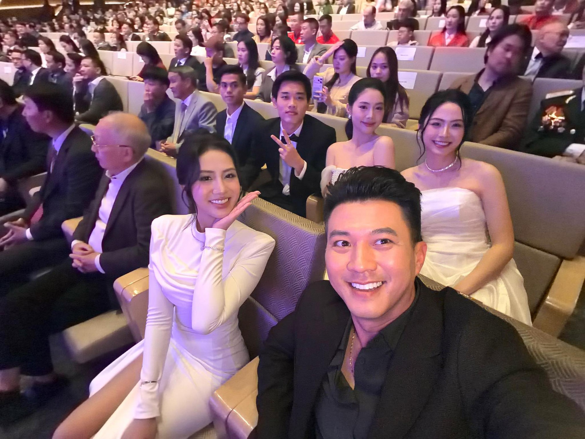 Á hậu cũng mê Đình Bắc như thường, hoá fan girl khi hotboy U23 Việt Nam diện vest bảnh bao khoe visual phát sáng- Ảnh 3.