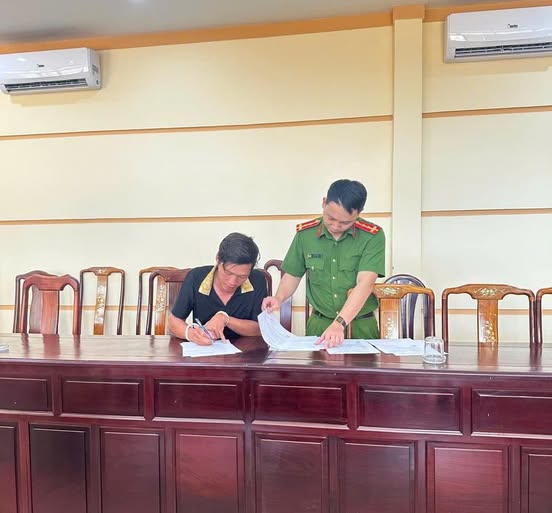 Ra quyết định bắt tạm giam nhân viên giao hàng Cao Tấn Phát - Ảnh 1.