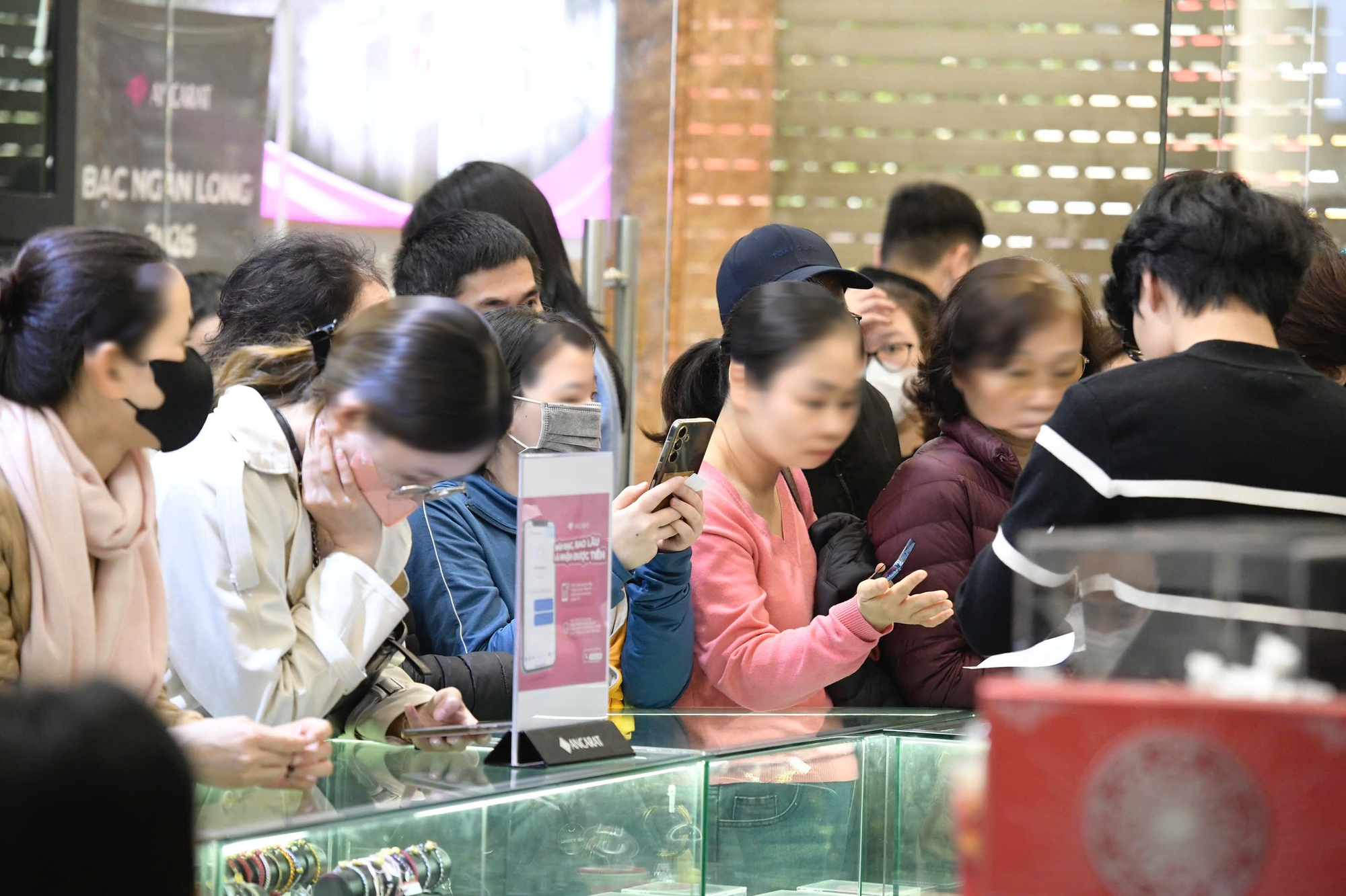 Người dân đổ đi mua bạc, cửa hàng nhanh chóng thông báo hết hàng   - Ảnh 1.