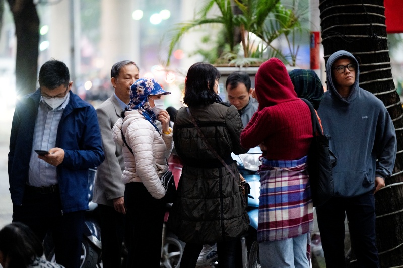 Hà Nội: Giá vàng giảm sốc chỉ sau một đêm, cảnh tượng tại phố Cầu Giấy khiến nhiều người không khỏi bất ngờ- Ảnh 13.