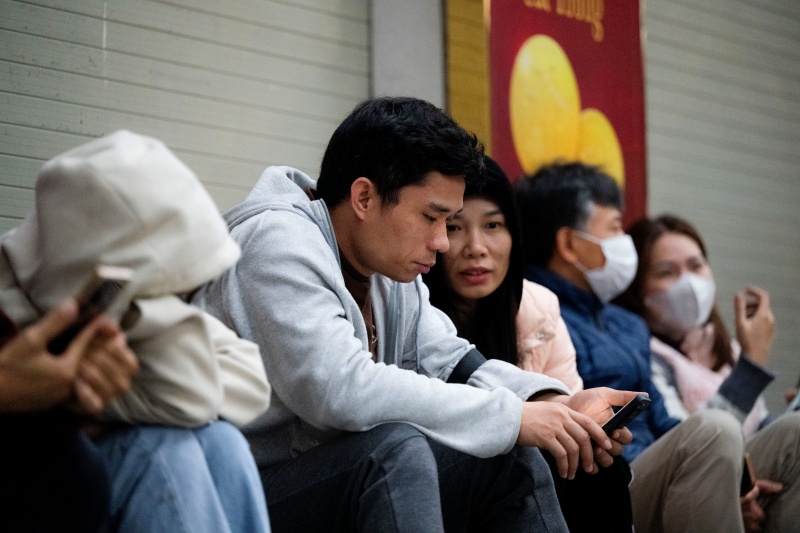 Hà Nội: Giá vàng giảm sốc chỉ sau một đêm, cảnh tượng tại phố Cầu Giấy khiến nhiều người không khỏi bất ngờ- Ảnh 2.