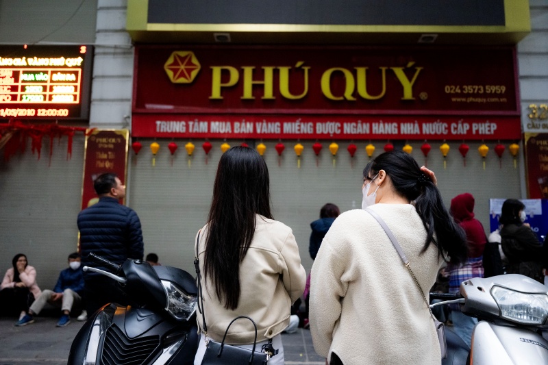 Hà Nội: Giá vàng giảm sốc chỉ sau một đêm, cảnh tượng tại phố Cầu Giấy khiến nhiều người không khỏi bất ngờ- Ảnh 1.