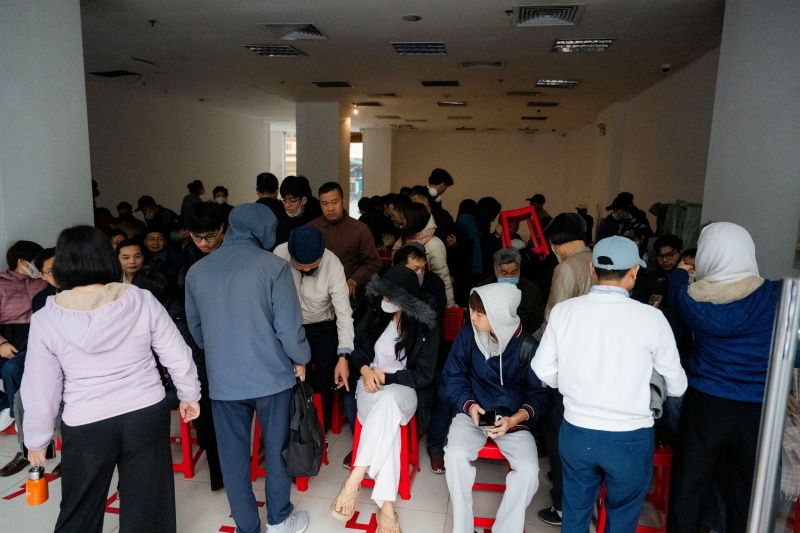 Hà Nội: Giá vàng giảm sốc chỉ sau một đêm, cảnh tượng tại phố Cầu Giấy khiến nhiều người không khỏi bất ngờ- Ảnh 4.