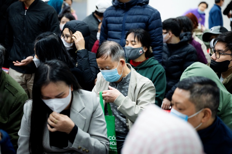 Hà Nội: Giá vàng giảm sốc chỉ sau một đêm, cảnh tượng tại phố Cầu Giấy khiến nhiều người không khỏi bất ngờ- Ảnh 7.