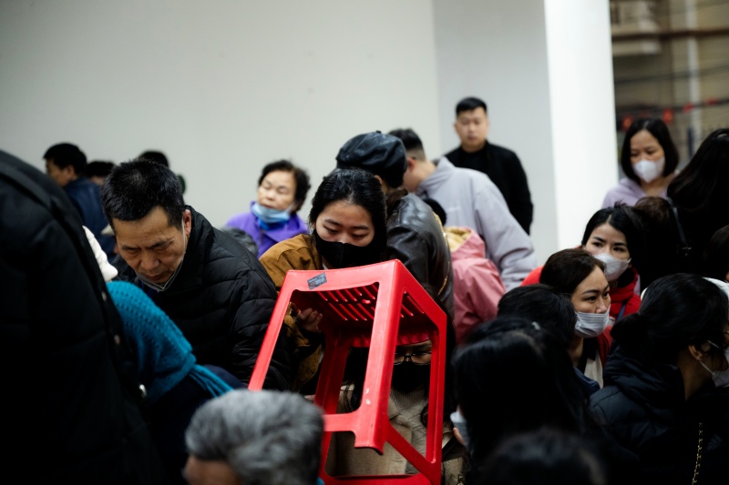 Hà Nội: Giá vàng giảm sốc chỉ sau một đêm, cảnh tượng tại phố Cầu Giấy khiến nhiều người không khỏi bất ngờ- Ảnh 8.